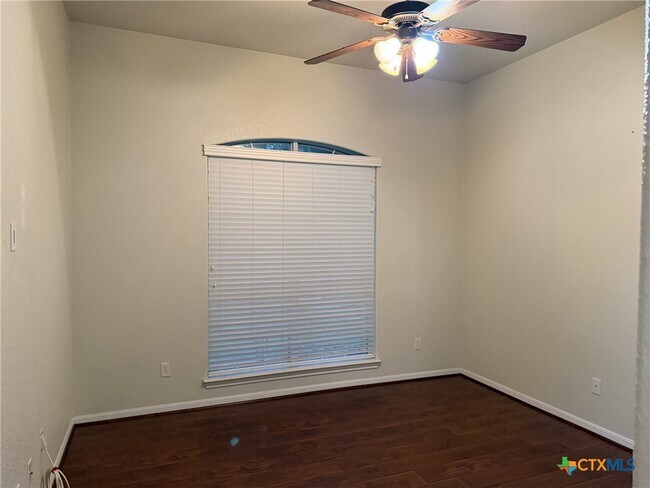 Building Photo - 621 S Roy Reynolds Dr