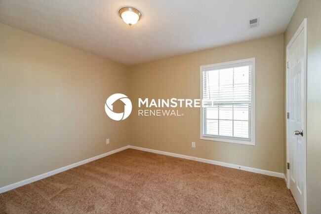 Building Photo - 4 Bedroom Pet-Friendly Home in Louisville, KY with Main Street Renewal