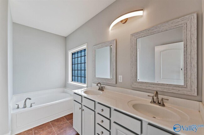 Building Photo - 3028 Greenway Cir SE