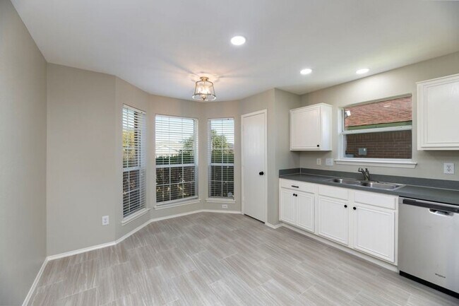 Building Photo - Move in Ready! 3 Bed/ 2 Bath in White Sett...