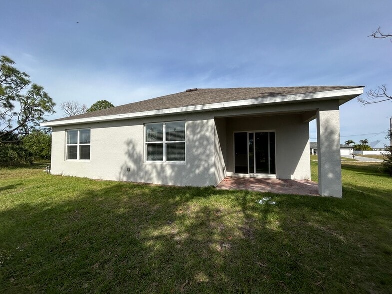 Building Photo - 4/2 Newer construction Available June 22nd