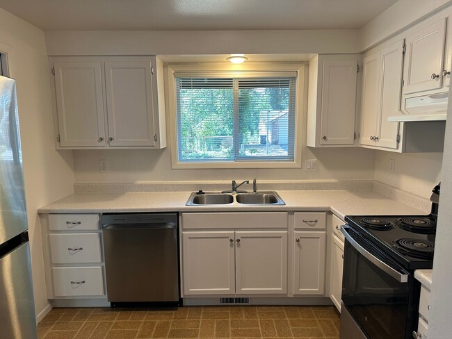 Building Photo - Updated 2 bedroom 2 bath duplex with garag...