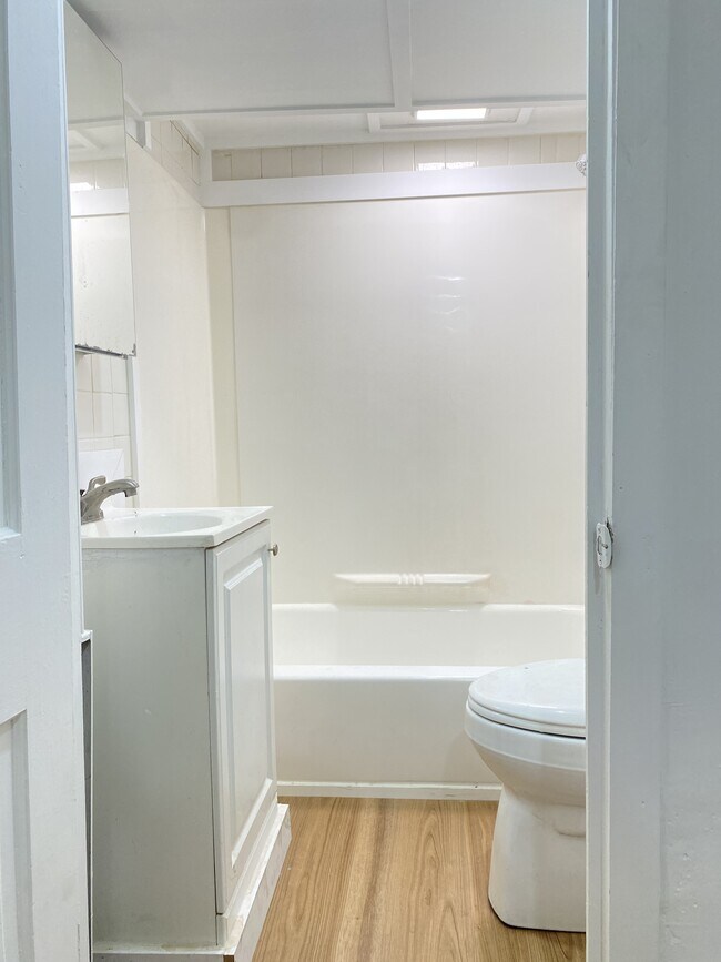 Building Photo - 686 Parker St