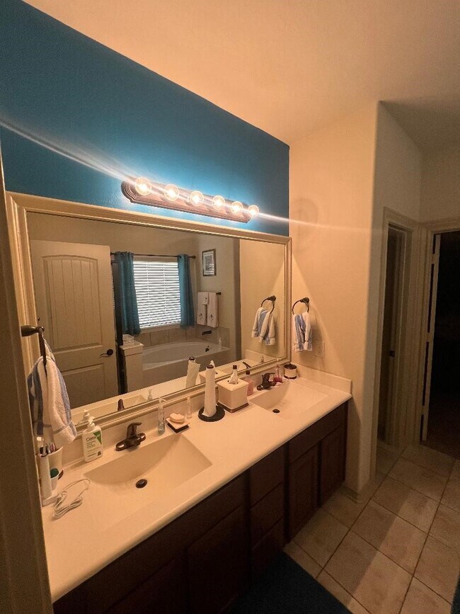 Building Photo - 3419 Selene Dr