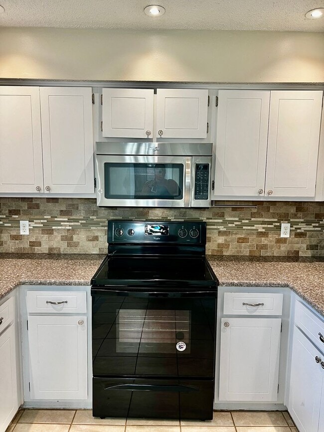 Building Photo - 3/2 LARGE fenced in yard!