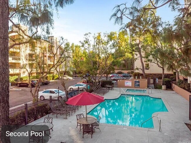 Building Photo - 5565 Canoga Ave