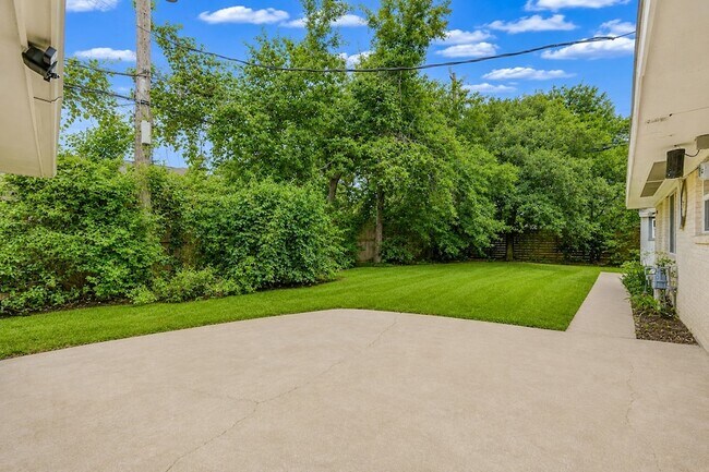 Building Photo - 5019 Oak Forest Dr