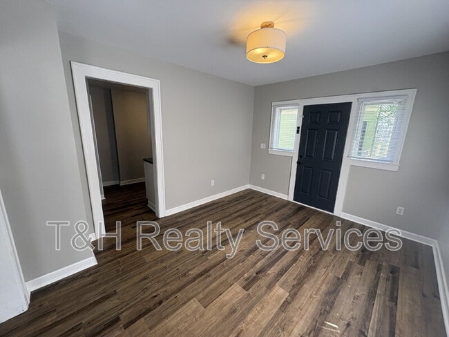 Building Photo - 637 N Gray St