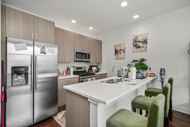 Building Photo - 832 W Erie St