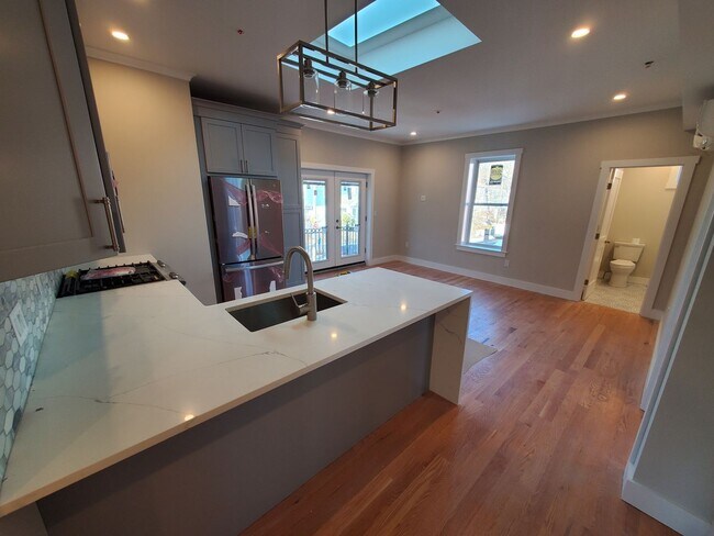 Building Photo - Charming 3 Bedroom-