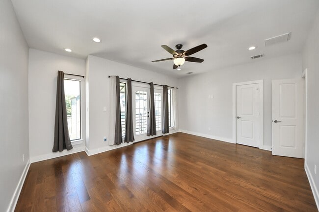 Building Photo - 1112 Amundsen St