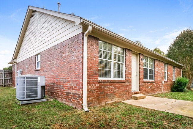 Building Photo - 145 Pine Ridge Ln