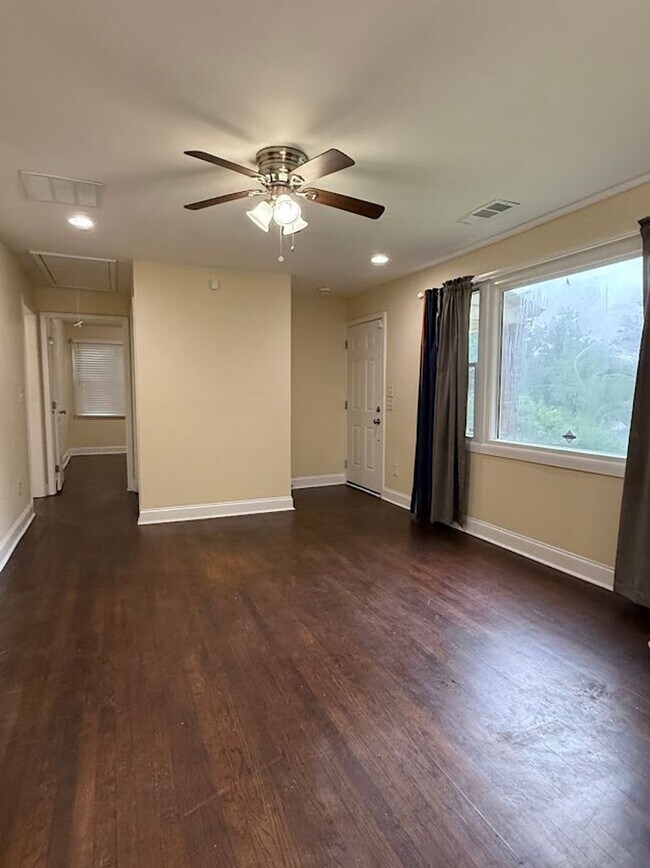 Building Photo - 3 bed 2 bath in Atlanta!