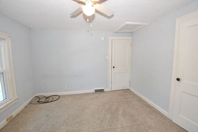 Building Photo - 3 bedroom 1.5 bath home next to IUSB.