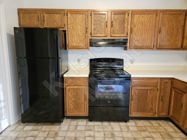 Kitchen w/New Appliances - 927 Harwood Rd