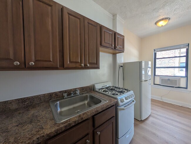 Building Photo - 5417 N Kenmore Ave