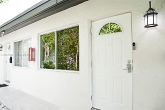Building Photo - 304 SE 9th Ct