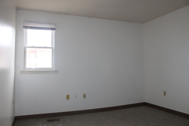 Building Photo - 2 Bedroom Townhome with Attached Garage