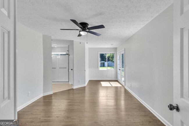 Building Photo - 250 Meadow View Dr