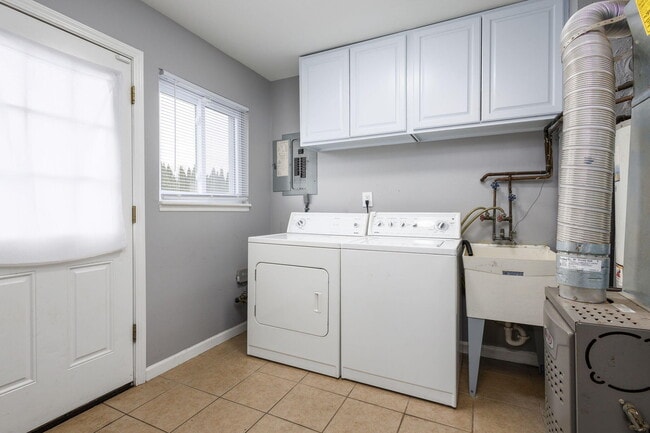 Building Photo - 13679 Sidonie Ave