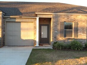 Building Photo - Beautiful 2 Bedroom 2 Bath Townhome in Gon...