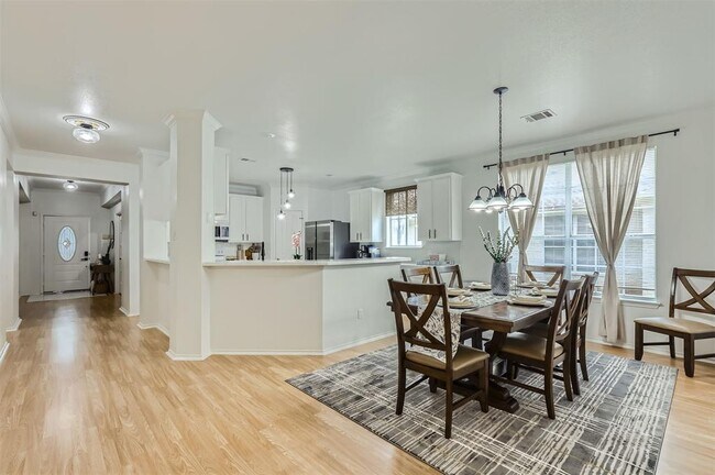 Building Photo - 1016 Thackeray Ln