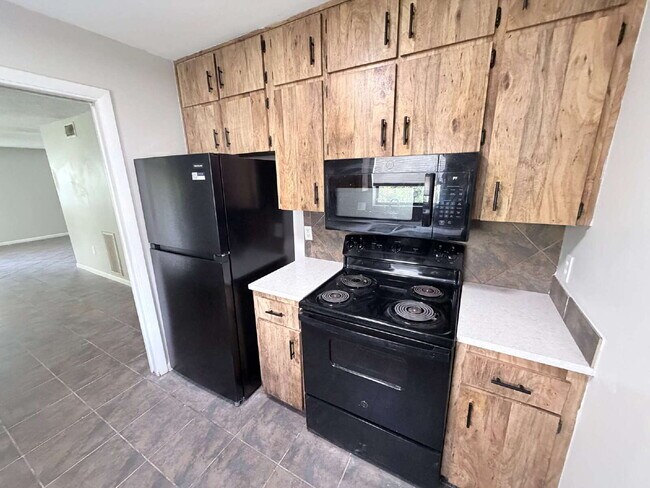 Building Photo - "Charming 3-Bedroom Home with 2 Full Baths in Prime Lakeland Location!"