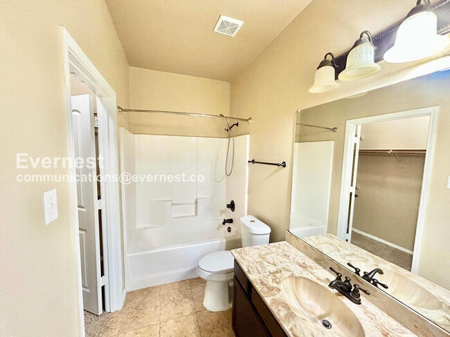 Building Photo - 3 Bed, 2 Bath Home with Fenced Yard & Garage / Pet-Friendly / Available Now!
