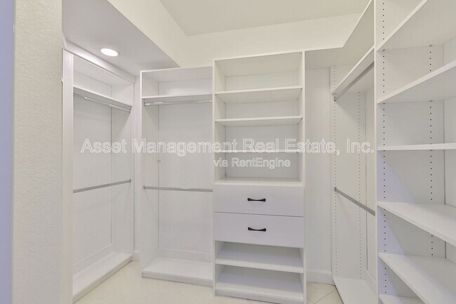 Building Photo - 4801 Osprey Dr S
