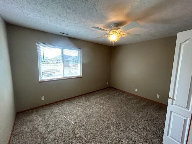 Building Photo - 6630 Shadow Pines Dr
