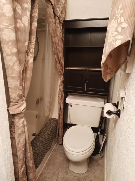 Shower and tub - 319 E Bailey St