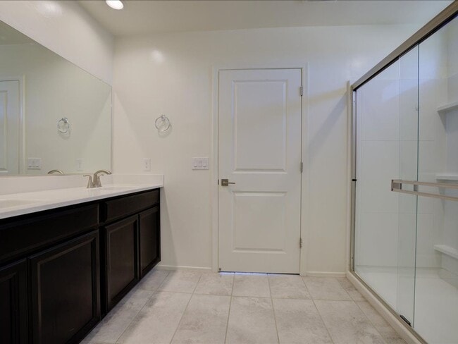 Building Photo - 3 Bedroom 2.5 Bathroom