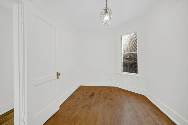 Building Photo - 1002 N Western Ave