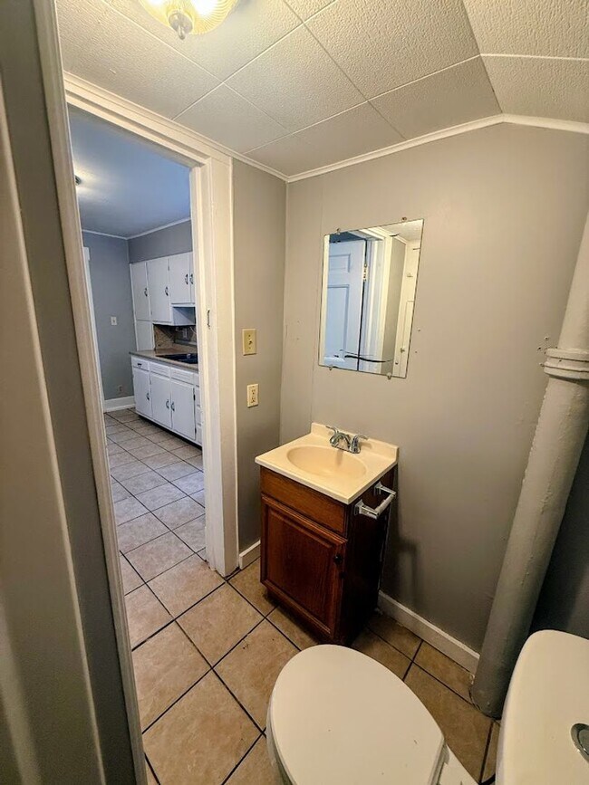 Building Photo - Three-bedroom one bathroom home for rent in North Canton