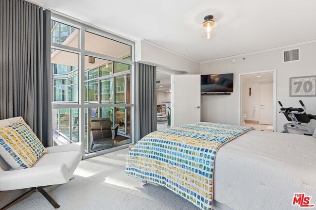 Building Photo - 13650 Marina Pointe Dr