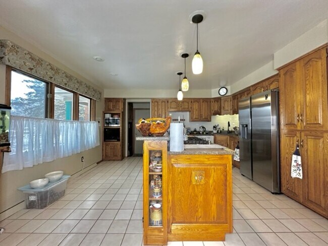 Building Photo - Beautiful / Spacious 3 Bed 3 Bath Ranch Style Single Family Home!