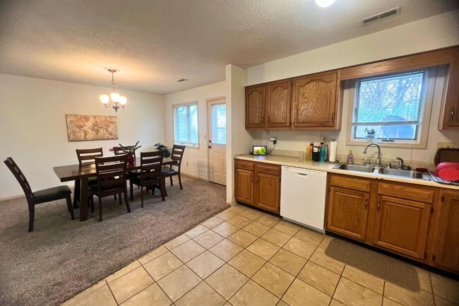 Building Photo - 2402 Garden Dr