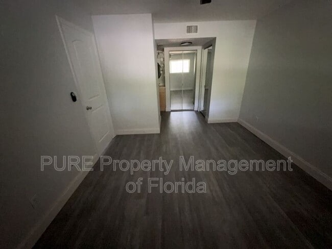 Building Photo - 454 Fairways Cir