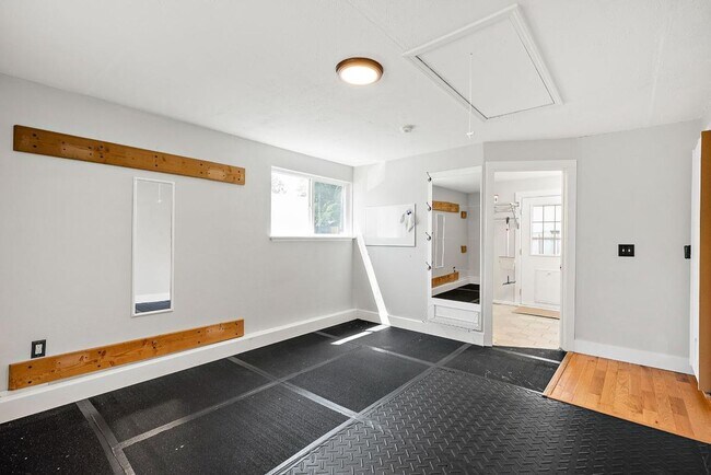 Building Photo - Beautiful Steilacoom Home with Private ADU, Covered Patio, Bonus Gym & A/C!