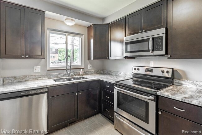 Building Photo - 1909 Gardenia Ave