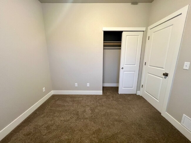 Building Photo - 3 Bedroom New Build Available Now!