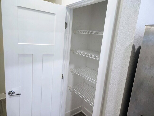 Building Photo - 2728 Yordi Dr