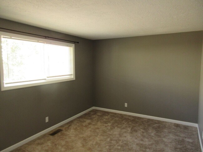 Building Photo - Well Maintained Three Bedroom in Keizer