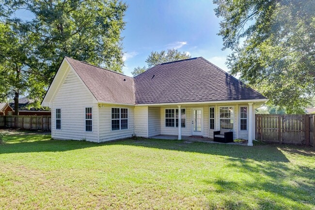 Building Photo - Spacious 3 Bed, 2 Bath Home with Large Bon...