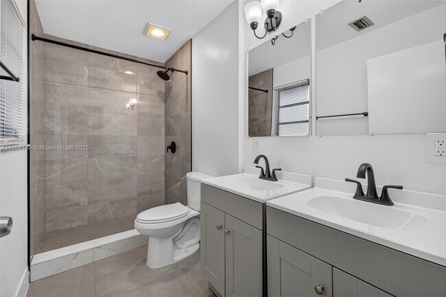 Building Photo - $2,700MONTHLY;339 SW 15TH ST #1-2 DANIA BEACH, FL 33004