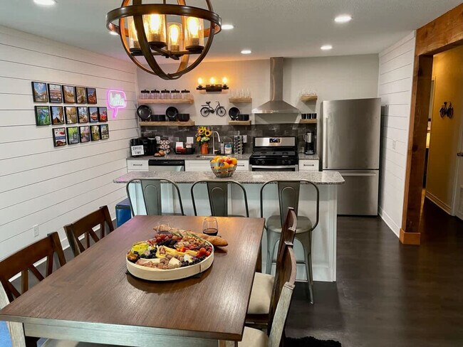 Building Photo - 104 SE 12th St