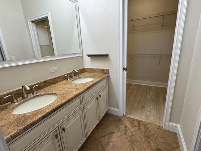 Building Photo - Newly renovated 4 Bedroom 3 1/2 Bathroom Town Home in Windermere