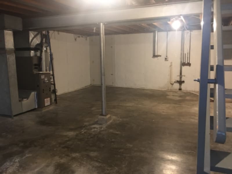 Building Photo - 703 Carriage Ct