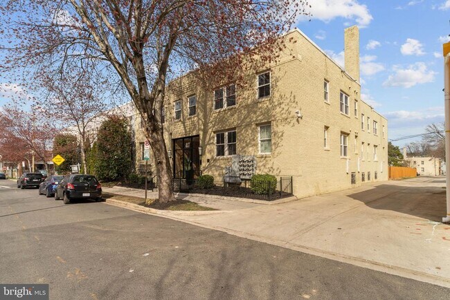 Building Photo - 417 18th St NE