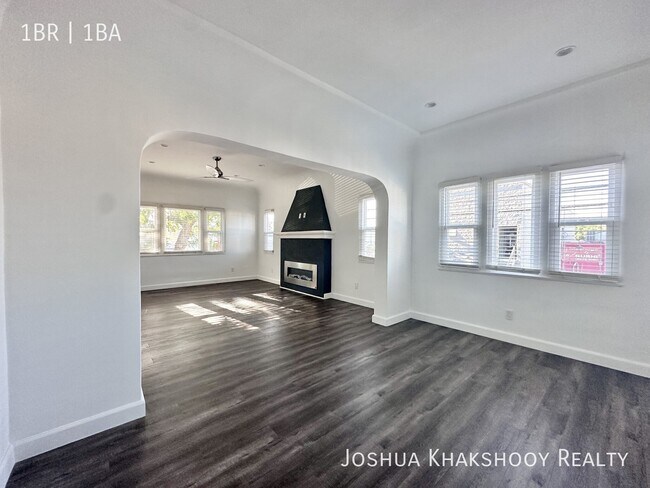Building Photo - 1416 1/2 S Crest Dr -